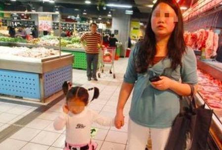 男孩女孩商场吃瓜,趣味横生上演“瓜田战记”